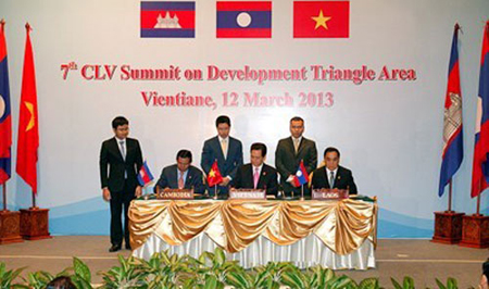 Thủ tướng ba nước ký Tuyên bố chung tại Hội nghị Cấp cao lần thứ 7.